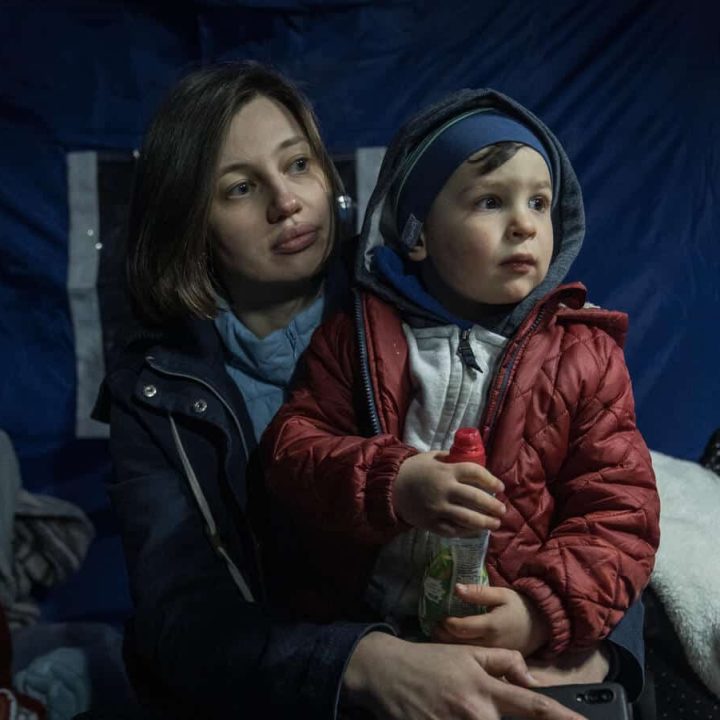 Le 1er mars 2022, Xenia, 34 ans, et son fils Marc, 2 ans, ont quitté précipitamment Odessa, à 6 heures du matin, pour entrer en Roumanie, au poste frontière d'Isaccea. © UNICEF/UN0599593/Moldovan