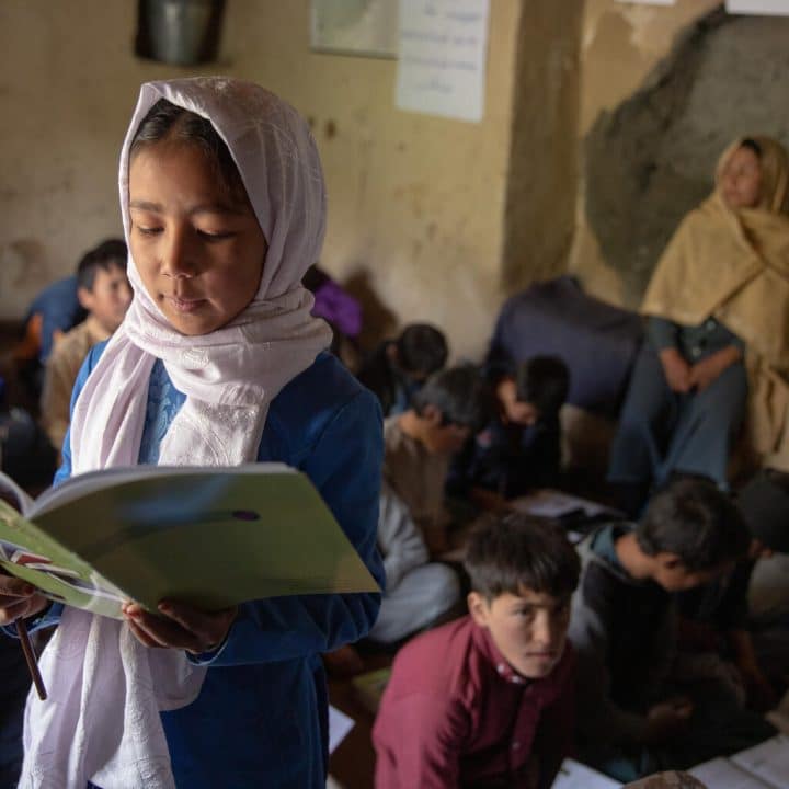 Le 22 juin 2022, Samira, 12 ans, lit un texte devant sa classe. © UNICEF/UN0690300/Bidel