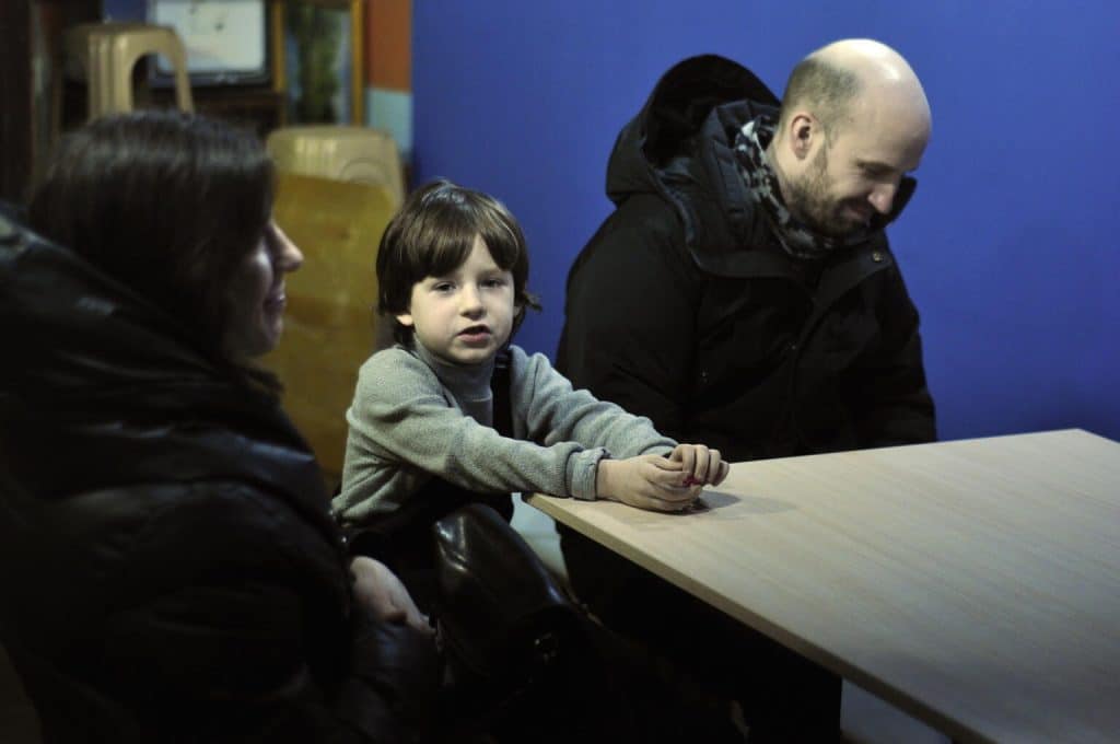 Davyd, 7 ans, se souvient des terribles événements qui l'ont contraint, lui et sa famille, à évacuer la ville de Bucha, dans la région de Kiev, en Ukraine, déchirée par la guerre. Sa famille a passé une semaine dans le sous-sol de leur maison à Bucha.