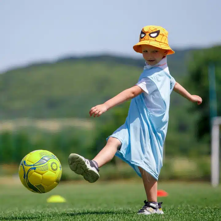 Dans le petit village de Serednie, dans l'ouest de l'Ukraine, 30 enfants jouent au football dans le cadre du programme PORUCH. © UNICEF/UN0665034/Hudak