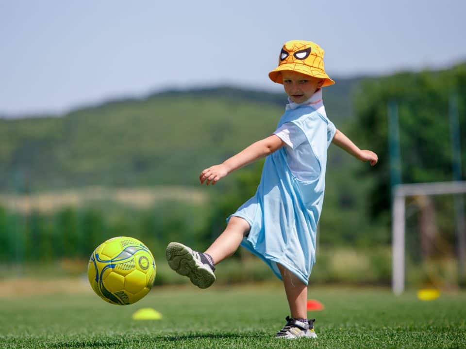 Dans le petit village de Serednie, dans l'ouest de l'Ukraine, 30 enfants jouent au football dans le cadre du programme PORUCH. © UNICEF/UN0665034/Hudak