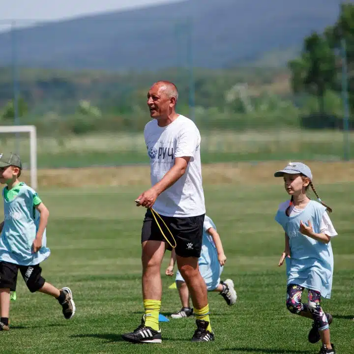 Les enfants participent à une séance de jeu organisée dans le cadre du programme PORUCH, qui fait appel à des psychologues et à des sportifs pour aider les enfants et les adolescents de 6 à 18 ans affectés par la guerre à surmonter leurs craintes et à trouver de nouveaux moyens de faire face à la situation.© UNICEF/UN0665039/Hudak
