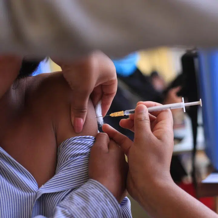 Le 27 juin 2022, un élève de l'école secondaire Mahendra du district de Dadeldhura, dans l'extrême ouest du Népal, reçoit le vaccin COVID-19 dans le cadre de la première phase de la campagne destinée aux enfants âgés de 5 à 11 ans dans 27 districts du pays. © UNICEF/UN0666081/Laxmi Prasad Ngakhusi - CDC