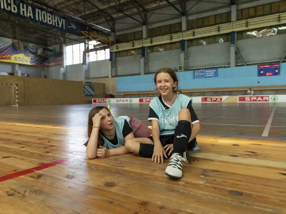 Les filles du club de football « Legion » ont participé aux cours organisés par le projet PORUCH » pour les enfants atteints de trisomie 21. © UNICEF/UN0683755/Dombrovkyy