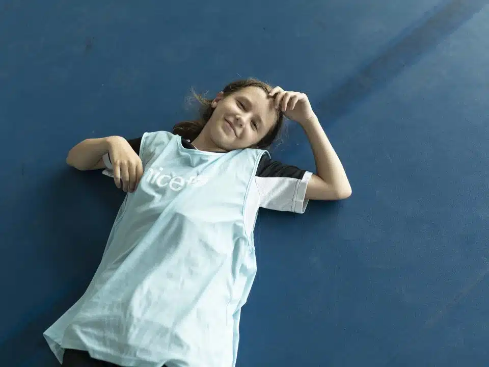 Pendant les activités organisées dans le cadre du projet « PORUCH », des enfants sont divisés en groupes et participent à diverses activités et jeux. © UNICEF/UN0683767/Dombrovkyy
