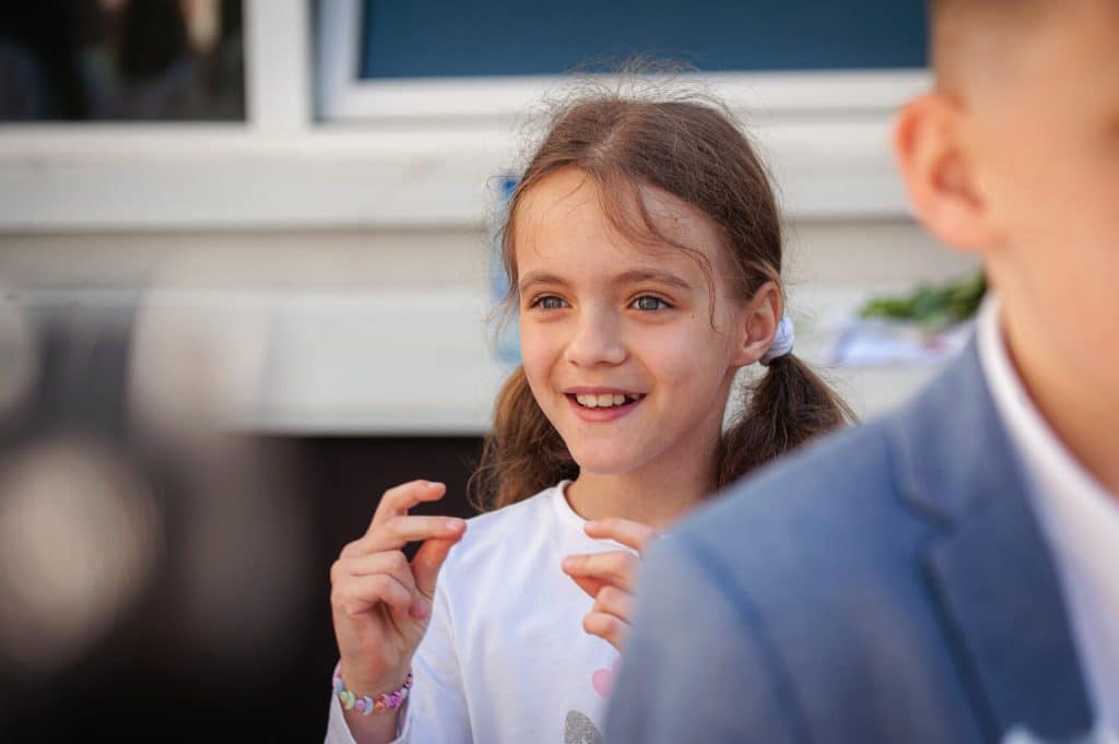 C’est le dernier jour de classe dans cette école en Moldavie. Les enfants célèbrent cette journée en musique. Le sourire aux lèvres, Sasha court dans le couloir de l'école pour rejoindre son frère