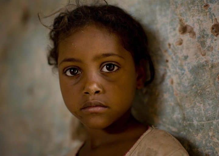 Fatma Salih, 5 ans, se tient devant sa maison du village d'Aroma, près de la ville de Kassala. ©UNICEF/UNI73767/Holt