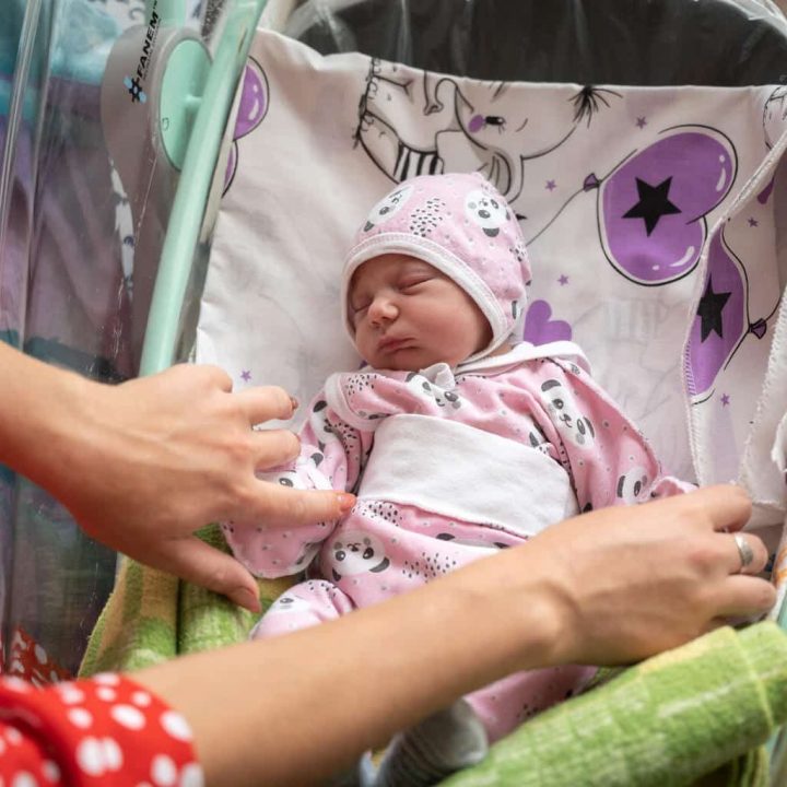 Hanna est l'une des petites filles née la maternité de Chostka. Quelques heures seulement après sa naissance, elle a dû être évacuée vers le sous-sol de l’hôpital pour être protégée des bombardements.