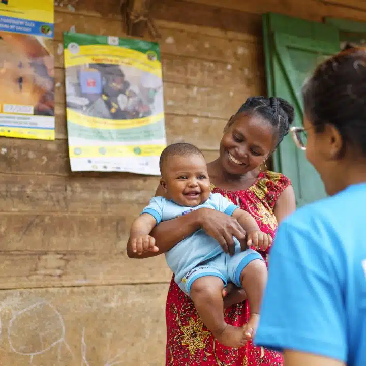 Photo prise dans le centre de nutrition de Tsaramainandro, dans la région de Analanjirofo à Madagascar, le 7 juillet 2022, avec Iavilisy, responsable santé au sein du bureau de l'UNICEF à Madagascar. © UNICEF/UN0685770/Ramasomanana