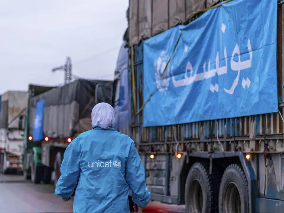 Dans le cadre d'un convoi humanitaire de l'ONU, l'UNICEF a livré des fournitures essentielles en matière de santé et de nutrition, d'éducation, d'eau, d'assainissement et d'hygiène pour 31 550 personnes, dont 6550 enfants en âge scolaire et 10 000 enfants de moins de cinq ans dans le nord-ouest de la Syrie. © UNICEF/UN0745347/Janji