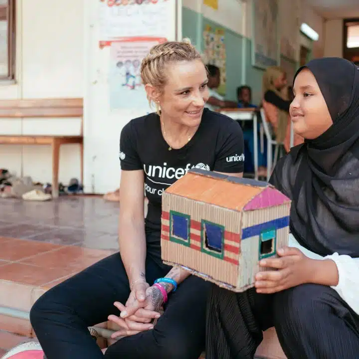 Visite d'Elodie Gossuin, Ambassadrice de l’Unicef France à Djibouti. Projet LEC pour LIRE, ECRIRE, COMPTER. Avec AMINA, 12 ans, responsable d'une initiative de recyclage de cartons. © UNICEF/Benjamin Decoin