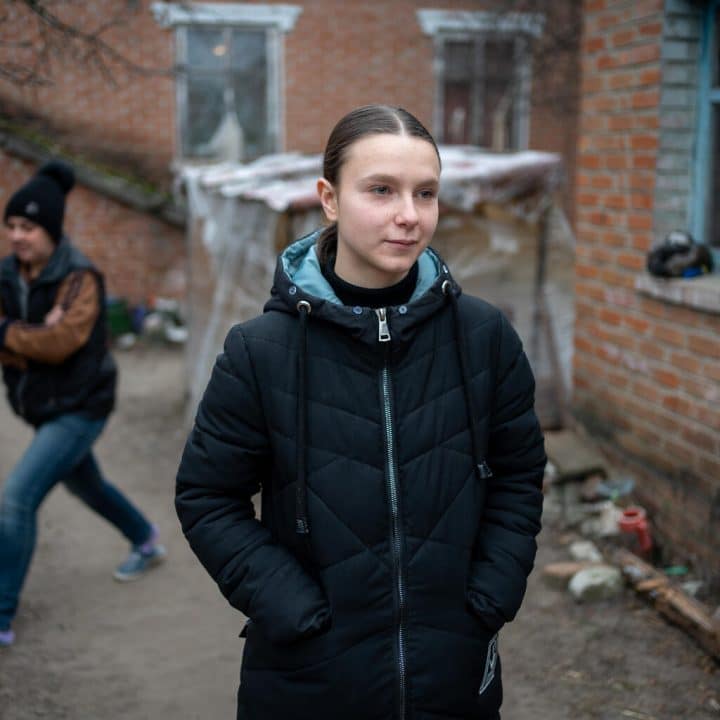Dasha, 15 ans, vit à Izyum, en Ukraine. Photo prise le 13 janvier 2023. © UNICEF/UN0773883/Filippov