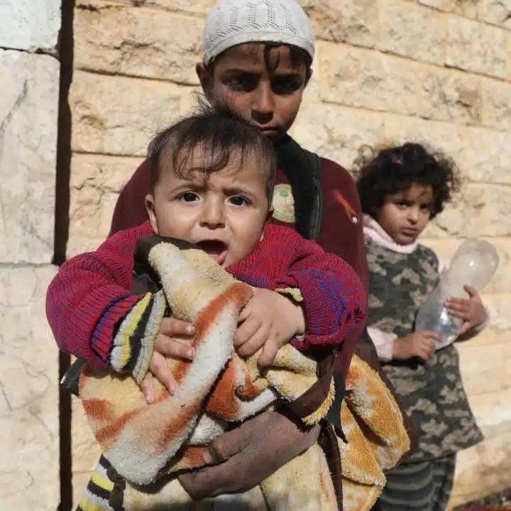 Le 7 février 2023, des enfants posent pour une photo dans la ville de Jandairis, touchée par le tremblement de terre, au nord de la Syrie, dans le district d'Afrin du gouvernorat d'Alep. © UNICEF/UN0779530/Suleiman