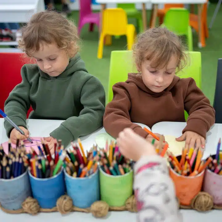 Le 19 septembre 2023, Sofia et Lisa, participent à des activités récréatives dans l'espace ami des enfants soutenu par l'UNICEF. © UNICEF/UNI450796/Filippov