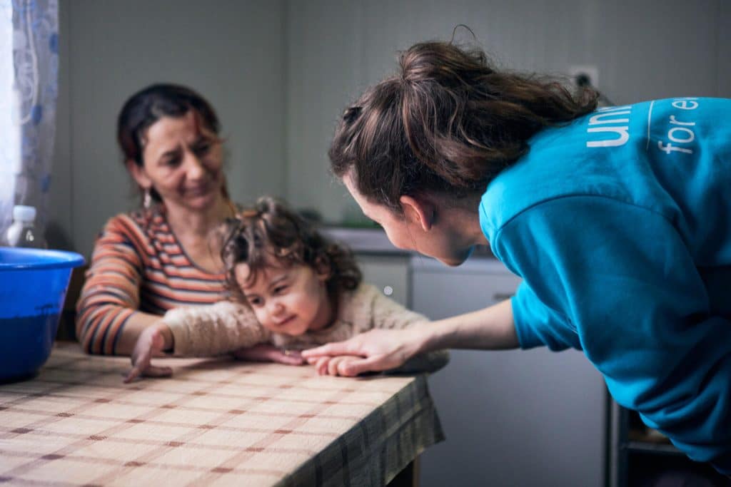Le 1er février 2024, des membres de l'unité mobile rendent visite aux familles dans le centre d'hébergement pour réfugiés, soutenu par l'UNICEF © UNICEF/UNI518408/Cernius