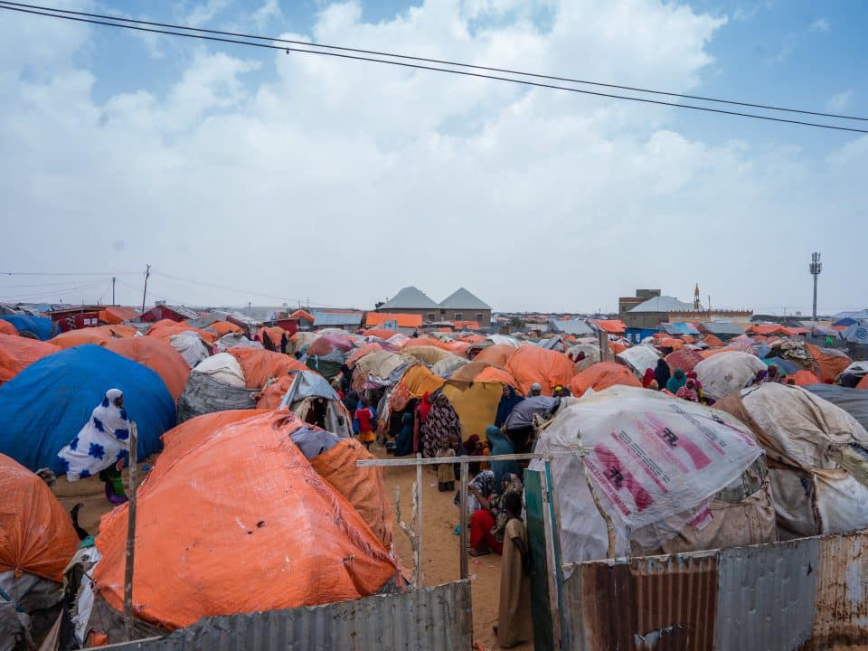 280 familles vivent dans le camp de déplacés de Daniyle, qui a été créé il y a seulement quatre mois pour accueillir les personnes fuyant différentes parties de la région en raison de la sécheresse. © UNICEF Somalie/2023/Zerihun Sewunet