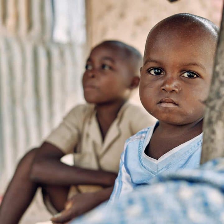 Le 23 octobre 2022, Abasse Dahani, 8 ans, est assis avec son jeune frère Zakari, 3 ans, devant leur maison à Tanguieta, dans le nord du Bénin. ©UNICEF/UN0794110/Hounkpatin