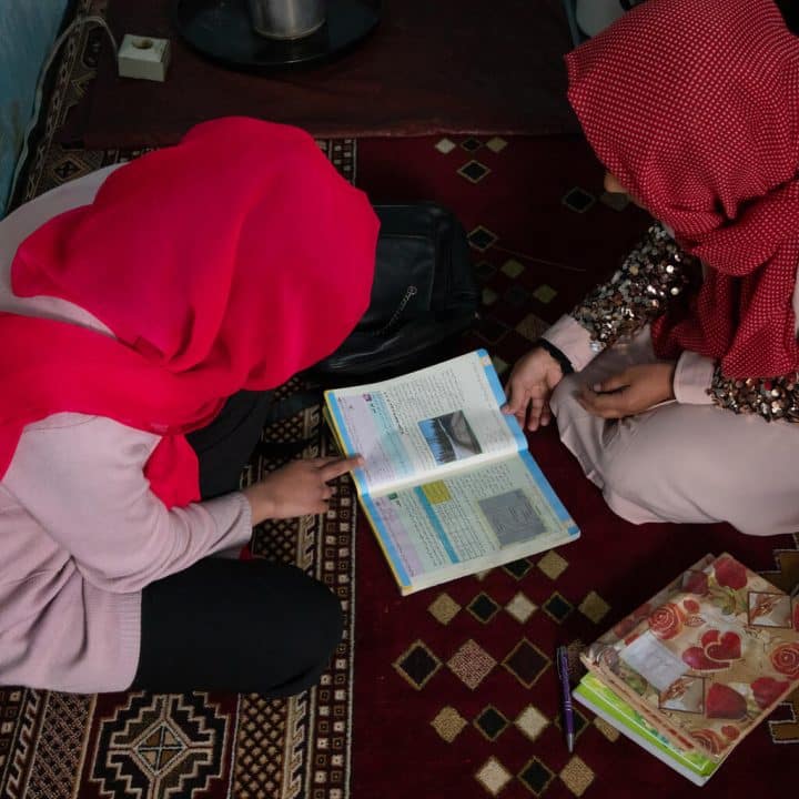 Avec l'aide de son père, Ayesha essaie d'étudier à la maison car elle ne peut pas aller à l'école cette année et poursuivre ses études. ©UNICEF/UN0805629/Munir Tanweer/Daf records