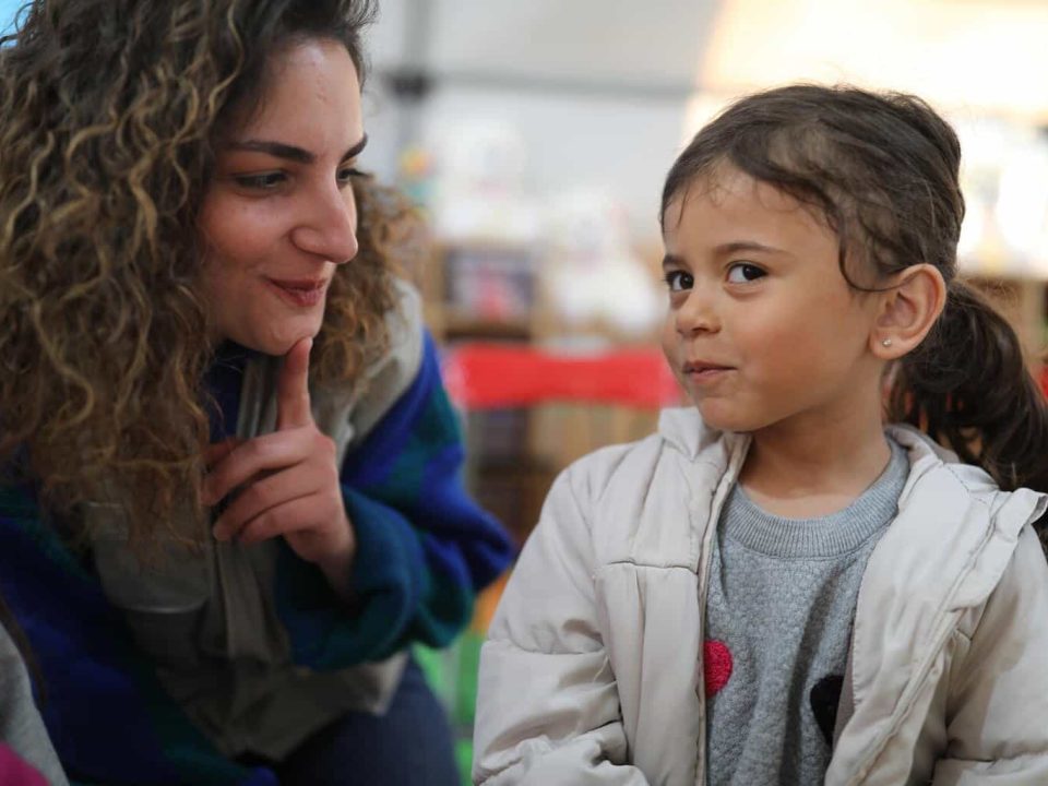 La petite Elanur participe à une activité de soutien psychosocial dans un centre d'accueil pour enfants soutenu par l'UNICEF à Kahramanmaraş, en Turquie, le 26 février 2023. © UNICEF/UN0823431/Ergen