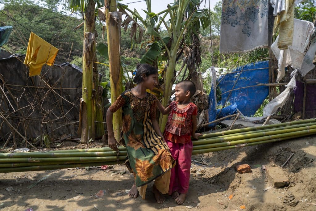 Photo prise au Bangladesh, le 15 mai 2023, où deux enfants se tiennent. © UNICEF/UN0842875/Himu