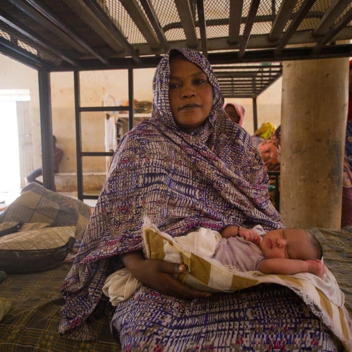 Le 12 mai, Hawa cajole son bébé, Remaz, qu'elle a mis au monde dans un abri temporaire après que sa famille ait été déplacée en raison des violences au Soudan. © UNICEF/UN0844229/Mohamdeen