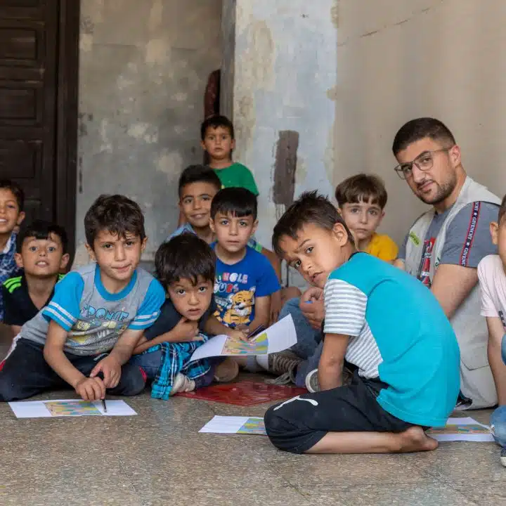 Des équipes soutenues par l'UNICEF organisent des activités récréatives pour les enfants affectés par le tremblement de terre du 6 février 2023 en Syrie.© UNICEF/UNI418169/Janji