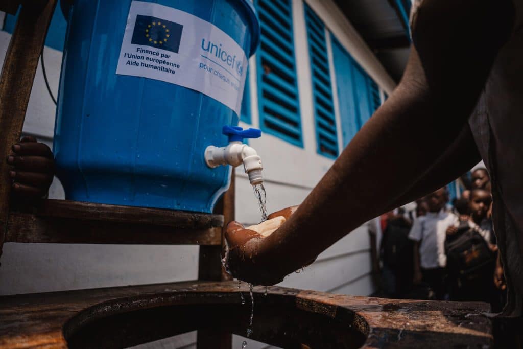 Grâce au financement de l'Union européenne, l'UNICEF a soutenu la construction de trois espaces d'apprentissage temporaires à l'école primaire Saint-Jean de Rusayo dans la province du Nord-Kivu en République démocratique du Congo. Dans ces espaces, les équipes de l'UNICEF ont distribué 158 kits scolaires et 1 kit d'hygiène composé de 3 seaux d'eau avec des robinets.© UNICEF/UNI528310/Benekire