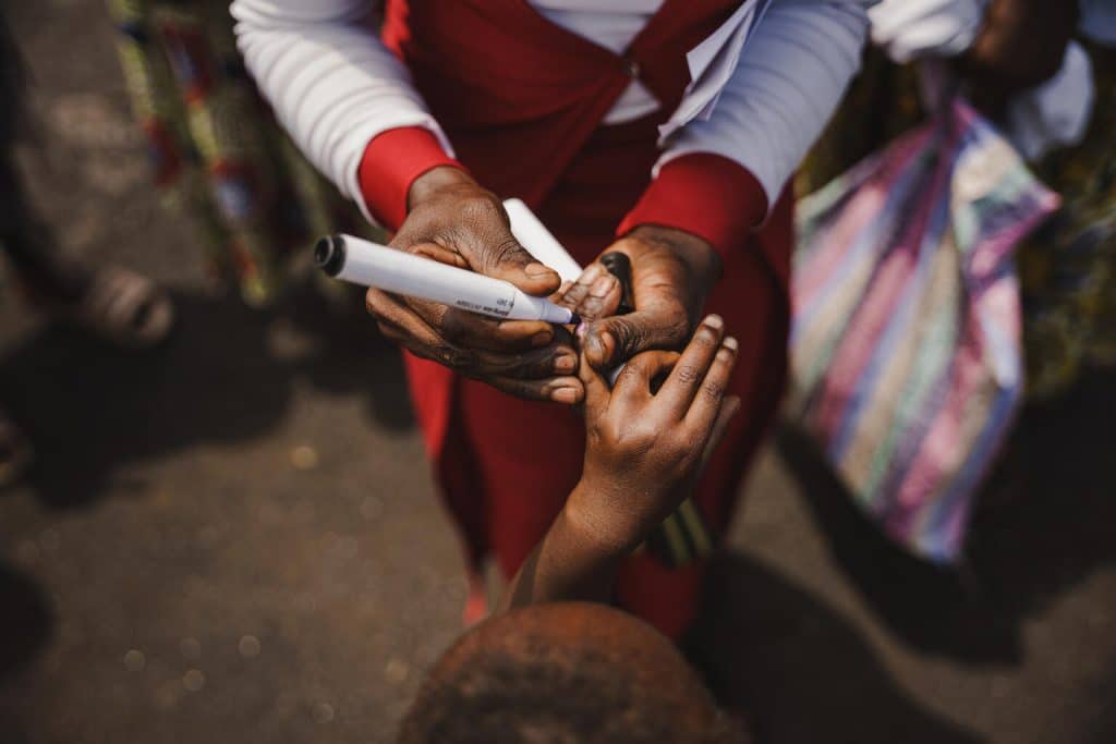Le 8 avril 2024, un enfant se fait vacciner contre la polio dans le camp de déplacés de Bulengo, dans le province du Nord-Kivu en République démocratique du Congo.© UNICEF/UNI553005/Benekire