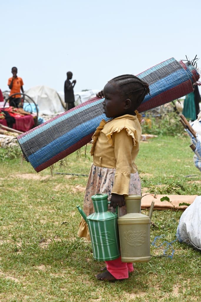 Des milliers de familles arrivent dans le camp de réfugiés d'Adré, dans l'est du Tchad, près de la frontière du Soudan. © UNICEF/UNI426021/Dejongh