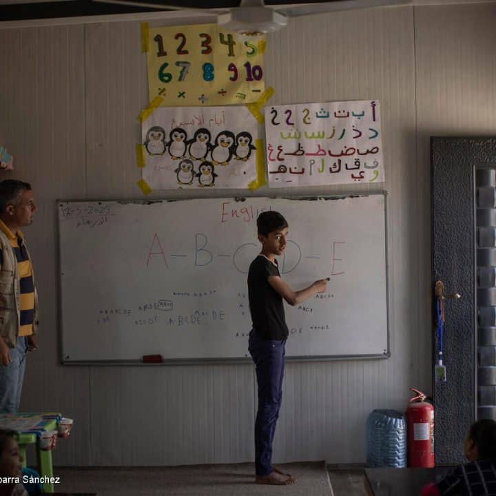 Le 17 mai 2023, Ahmed, 12 ans, originaire de Ramadi, suit des cours dans un centre d'éducation informelle soutenu par l'UNICEF et financé par la branche humanitaire de l'UE (ECHO) à Hassansham en Irak. © UNICEF/UN0848014/Ibarra Sánchez