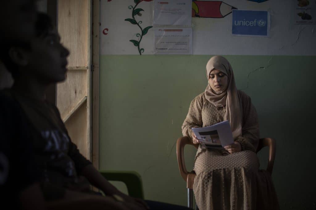 Le 16 mai 2023, Sondus, 16 ans, suit des cours dans un centre éducatif informel soutenu par l'UNICEF dans le district de Talafar, en Irak. © UNICEF/UN0848033/Ibarra Sánchez