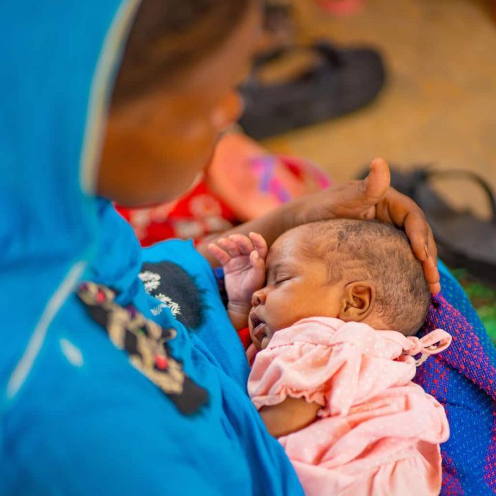 Dans la région de Gao au Mali, Rakaa (3 semaines) et sa Maman Halima à la clinique mobile offrant de multiples services (vaccination, détection et suivi des cas de malnutrition, consultation prénatale, détection et suivi des cas de paludisme, etc.) sur le site de BAWA destiné aux personnes déplacées. Ici, sous une tente utilisée comme salle d'attente pour les services de la clinique mobile. Près de 3 000 personnes déplacées, dont plus de la moitié sont des enfants, ont fui la violence, les conflits et/ou l'insécurité alimentaire pour trouver refuge dans ce site de déplacés de Bawa. Le conflit en cours et le manque d’accès humanitaire affaiblissent les communautés déjà vulnérables. La combinaison d’un conflit armé prolongé, de déplacements internes et d’un accès humanitaire restreint risque de plonger près d’un million d’enfants de moins de 5 ans au Mali dans la malnutrition aiguë d’ici décembre 2023 – et au moins 200 000 risquent de mourir de faim si l’aide vitale échoue pour les atteindre. © UNICEF/UNI430602/N’Daou