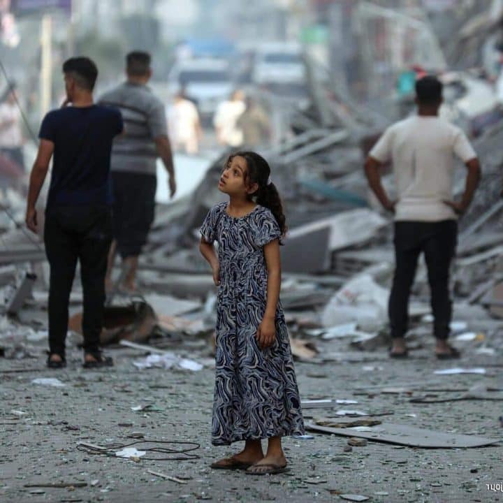 Gaza : Amal, 7 ans, contemple son quartier après que les maisons voisines ont été rasées. Aucun mot ne peut décrire la dévastation qu'elle voit. © UNICEF/UNI448902/Ajjour