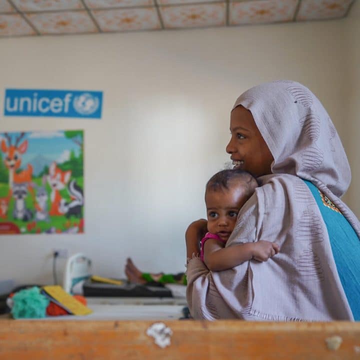 La petite Mersinale sort aujourd'hui du centre de stabilisation de l'hôpital d'Hargeisa, soutenu par l'UNICEF, après plusieurs jours de traitement. ©UNICEF/UN0663241/Sewunet