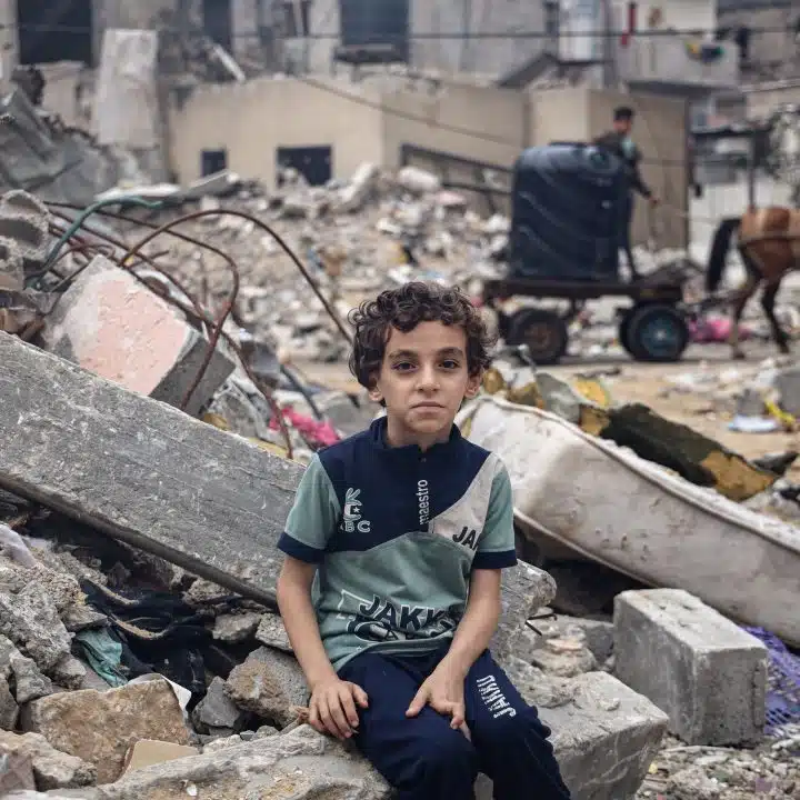 Mohammed Alattar, 8 ans, est assis sur les décombres de sa maison qui a été bombardée lors d'une frappe aérienne. © UNICEF/UNI463724/El Baba