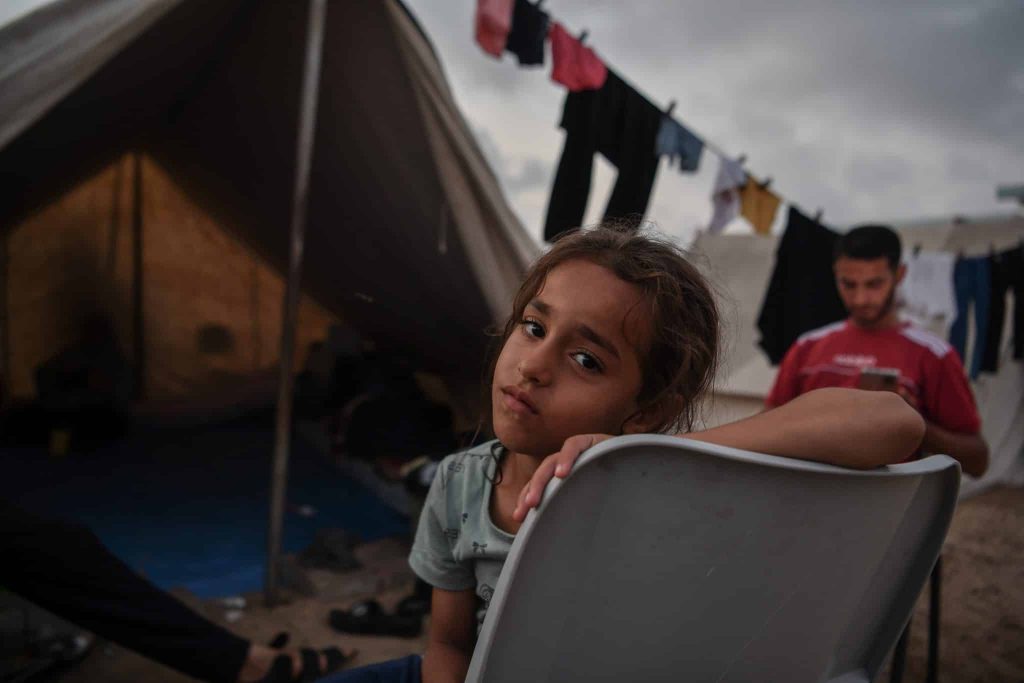 Depuis le début de la guerre, 1,7 millions de personnes sont déplacées dans la bande de Gaza. La majorité étant des femmes et des enfants. © UNICEF/UNI472245/Zaqout