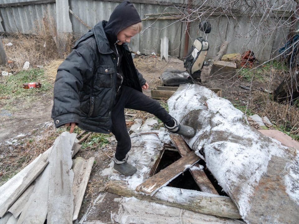 Bohdan, 10 ans, passe son enfance dans des conditions humanitaires désastreuses. Le jeune garçon rêve d'avoir des vêtements chauds, de pouvoir retourner à l'école et d'être en sécurité. © UNICEF/UN0769372/Filippov