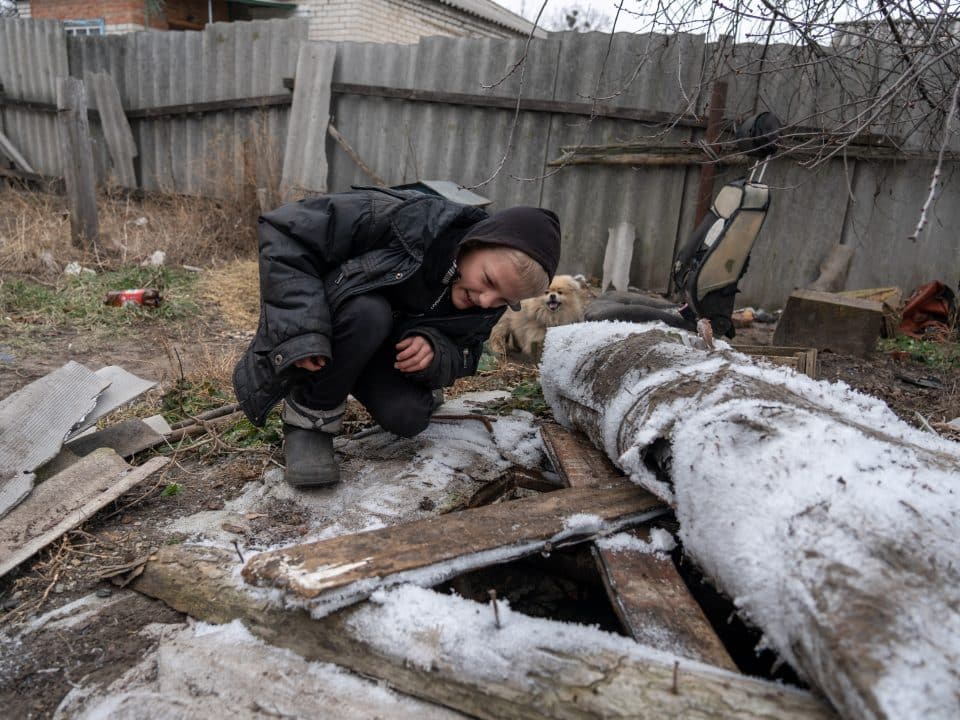 Bohdan, 10 ans, passe son enfance dans des conditions humanitaires désastreuses. Le jeune garçon rêve d'avoir des vêtements chauds, de pouvoir retourner à l'école et d'être en sécurité. © UNICEF/UN0769373/Filippov