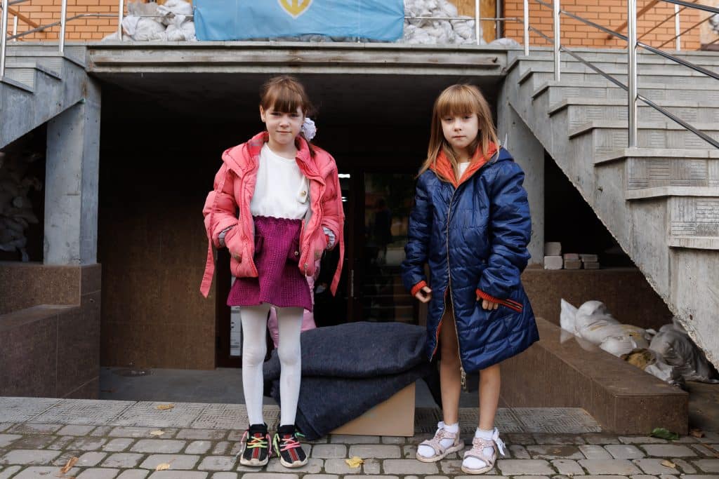 L'UNICEF a commencé à distribuer des vêtements d'hiver aux familles des régions de l'est de l'Ukraine. Le premier lot de 20 000 kits destinés à la région de Kharkiv a été distribué au sein de la communauté d'Izium. Ces kits de vêtements d'hiver sont conçus pour répondre à tous les besoins des enfants. © UNICEF/UNI456634/Osipov