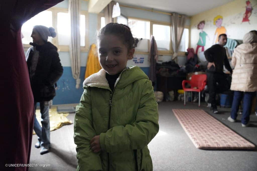 Le 13 janvier 2024, Yasmina, 6 ans, pose pour une photo au Centre des femmes de Rafah, dans le sud de la bande de Gaza, actuellement utilisé comme abri, après la distribution de manteaux d'hiver, achetés par l'UNICEF. © UNICEF/UNI502767/Ingram