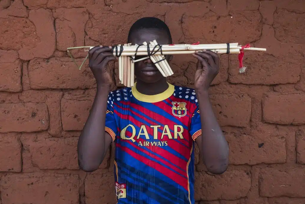 Junior, 16 ans, est un ancien enfant soldat. Après sa libération, il a rejoint un centre de transit et orientation, soutenu par l'UNICEF. © UNICEF/UN0149463/Sokhin