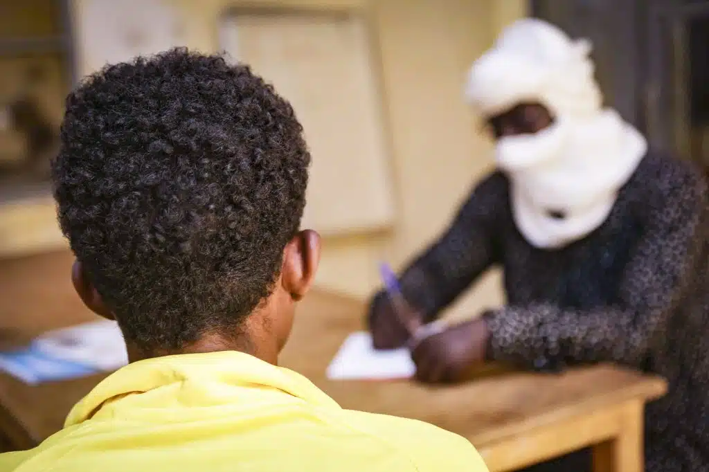 AAA, animateur/ interprète au Centre de transit et d’orientation de Gao, échange avec Alhad*, 16 ans. Alhad est un enfant qui était associé au groupe armé dans la zone d’Ansongo. Grâce à l’appui de l’ONG ATDED, il a pu échapper des mains des groupes armés et bénéficie d'une prise en charge au sein du Centre de transit et d’orientation de Gao. « Aujourd’hui, j’apprends une nouvelle vie. Je remercie l’UNICEF et ses partenaires pour cette chance qui m’a été offerte. » dit-il. Grâce à un accompagnement technique de l’UNICEF et au soutien financier d’ECHO, ces enfants bénéficient d’une prise en charge à travers le Projet « Services de protection et de soutien psychosocial de qualité et d'éducation d'urgence aux enfants et adolescents touchés par le conflit », Région de Gao, septembre 2021, Mali * : noms changés pour protéger identité © UNICEF/UN0628481/Keïta