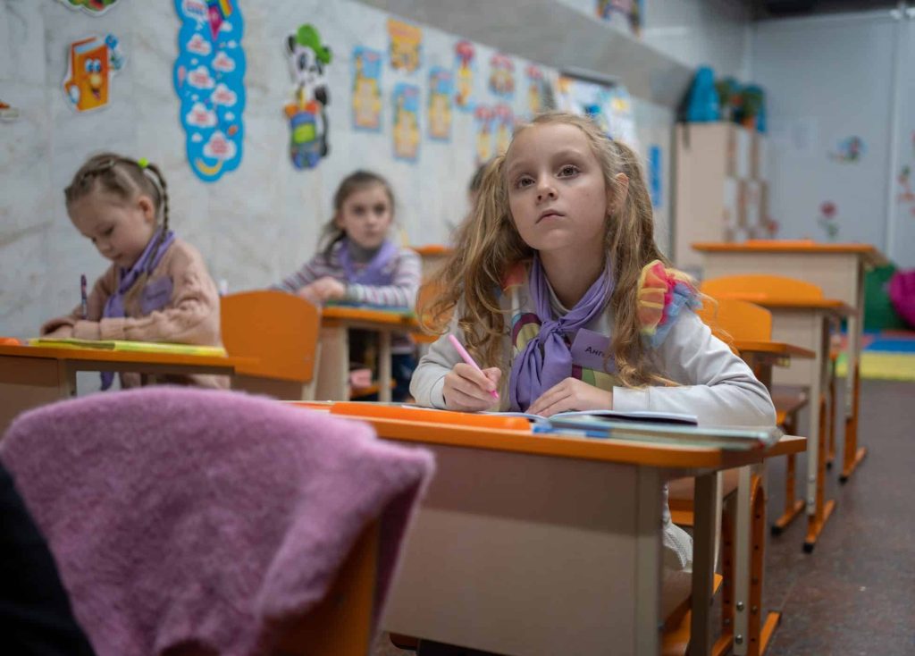 Dans la ville de Kharkiv, en Ukraine, deux ans après le début de la guerre, des élèves ont repris le chemin de l'école © UNICEF/UNI466987/Filippov