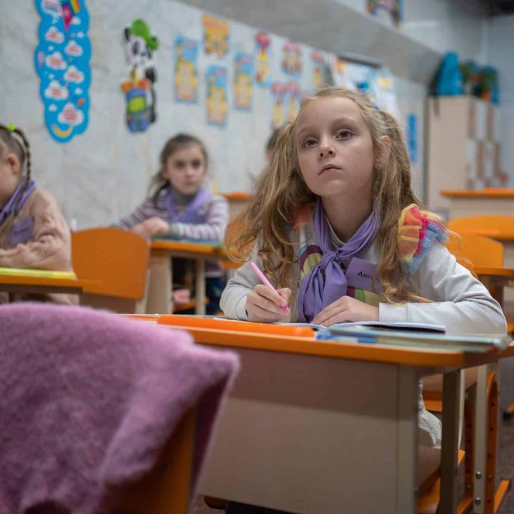 Dans la ville de Kharkiv, en Ukraine, deux ans après le début de la guerre, des élèves ont repris le chemin de l'école © UNICEF/UNI466987/Filippov