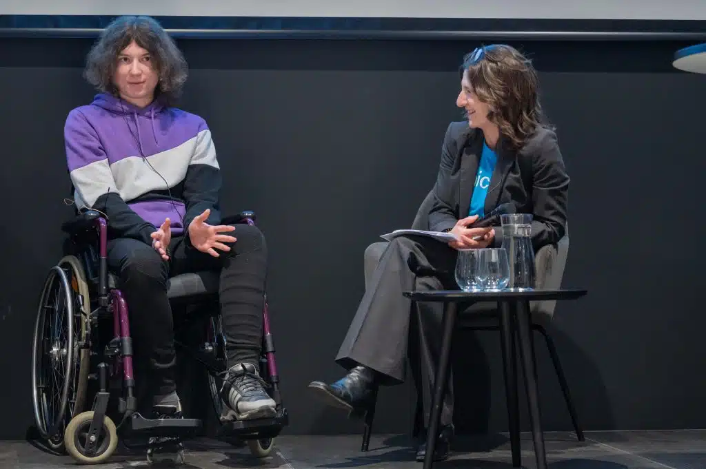 Le 20 novembre 2023, Oleksander Ignatko (défenseur des droits des jeunes) et Michaela Bauer (coordinatrice des urgences du bureau de réponse aux réfugiés de l'UNICEF en Slovaquie) se trouvent sur une scène et participent à une table ronde intitulée 