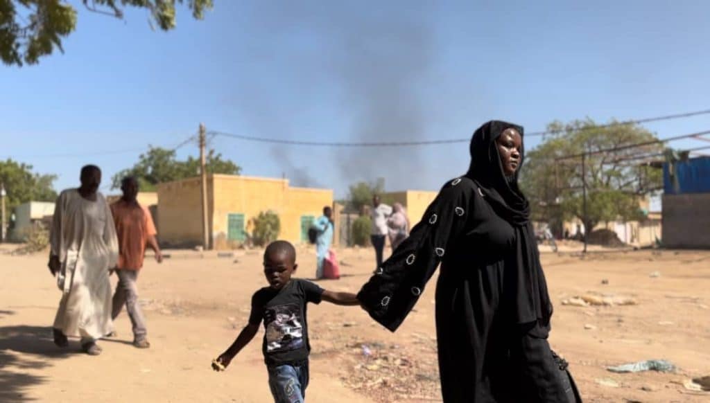 Des enfants et des familles fuient à pied Wad Madani, dans l'État d'Al Jazirah, à la suite des récents affrontements. Les combats ont éclaté dans la matinée du 15 décembre entre les deux parties belligérantes à la périphérie de Wad Madani, situé dans l'État d'Al Jazirah, au Soudan. © UNICEF/UNI492302/Mohamdeen