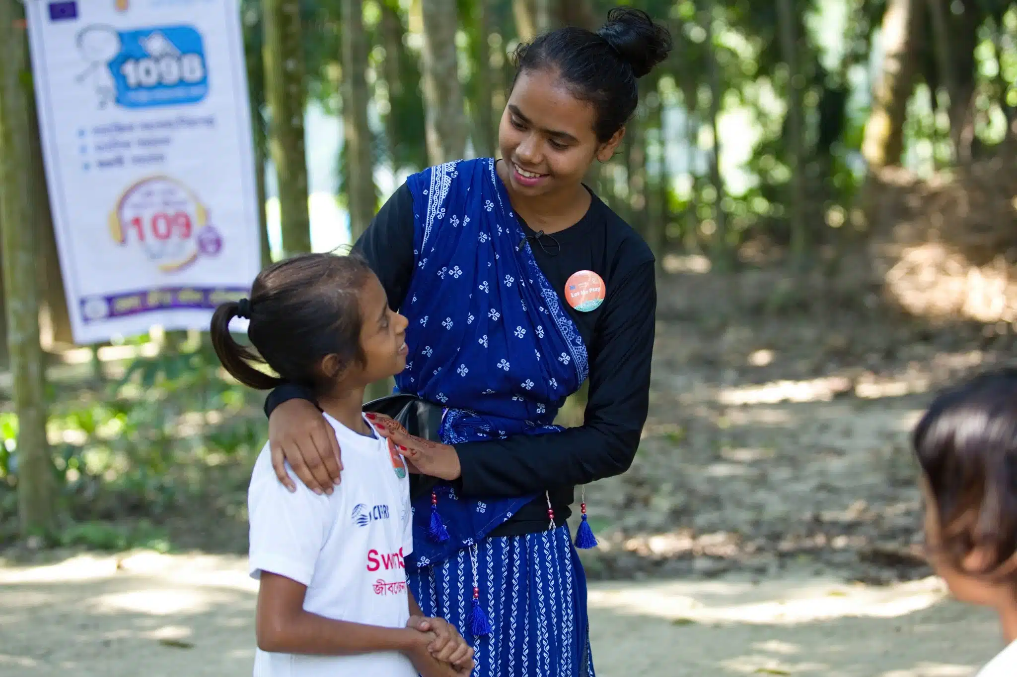 Le 28 novembre 2023, Mim Akter, 17 ans, moniteur de natation communautaire, dirige une séance d'échauffement avant la leçon de natation. Cette initiative fait partie du programme SwimSafe, une collaboration entre UNICEF Bangladesh et le Centre for Injury Prevention and Research, Bangladesh qui vise à fournir un environnement sûr aux enfants dans les zones sujettes à la noyade. © UNICEF/UNI499610/Kiron