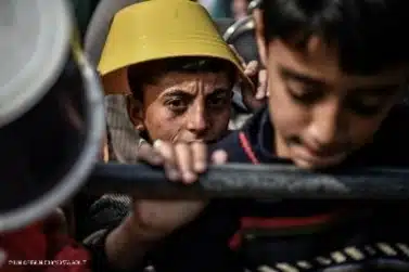 A Gaza, Mohammad 11 ans, marche près de 5 heures par jours dans l'espoir de ramener à manger à sa famille. Selon l'IPC, près de 90 % de la population de la bande de Gaza est au bord de la famine.