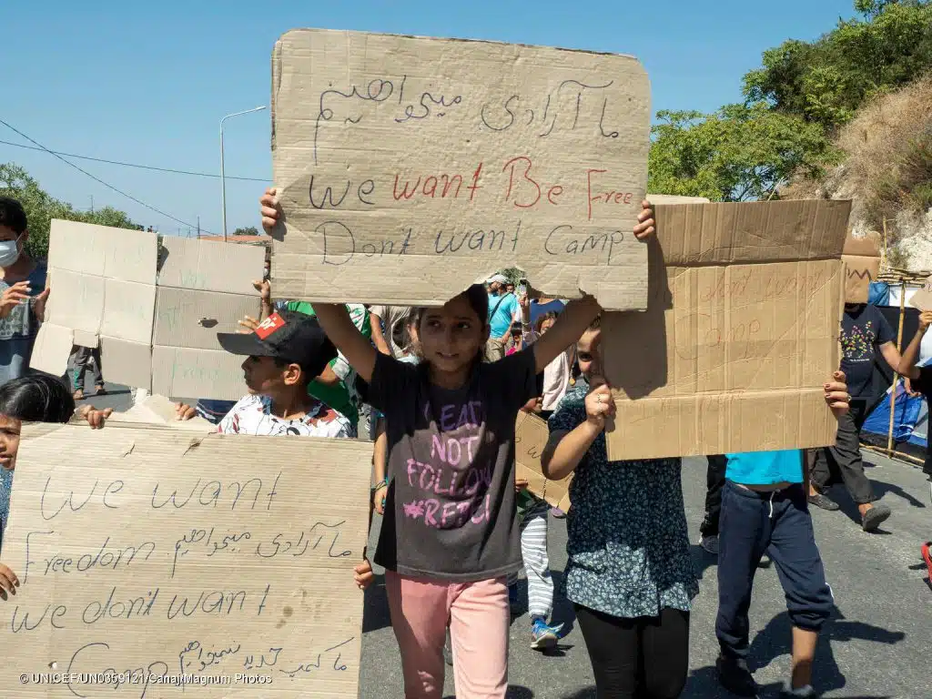 « Manija, 13 ans, se tient en première ligne d'une manifestation de milliers de réfugiés et de migrants sur l'île grecque de Lesvos, attirant l'attention sur leur statut et leurs conditions de vie et exigeant le respect des droits humains (Grèce, 2020) © UNICEF/UN0359121/Canaj/Magnum Photos 