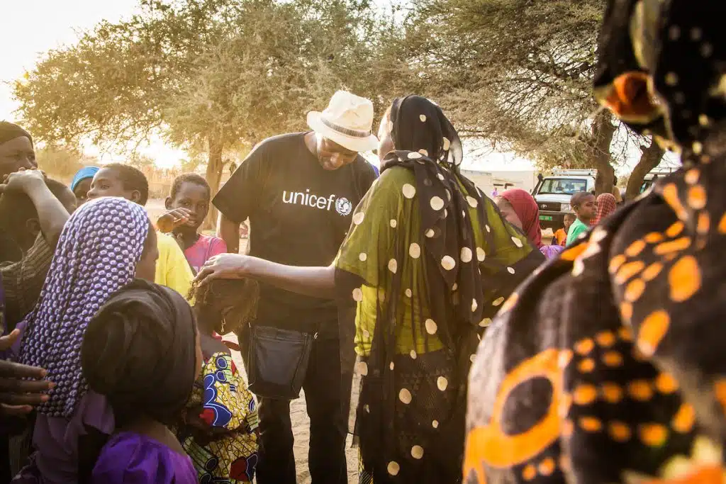 Depuis février 2015, l’expansion de la violence liée à Boko Haram à l’extérieur des frontières du Nigeria a entrainé une grave crise humanitaire et sécuritaire dans la région du Lac Tchad. Oxmo Puccino, ambassadeur de l’UNICEF France, est venu à la rencontre des familles déplacées et réfugiées de la région de Diffa, écouter leurs histoires et en faire l’écho. ©Vincent TREMEAU / UNICEF France